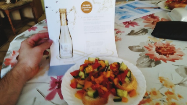 Mesa con platos y menú